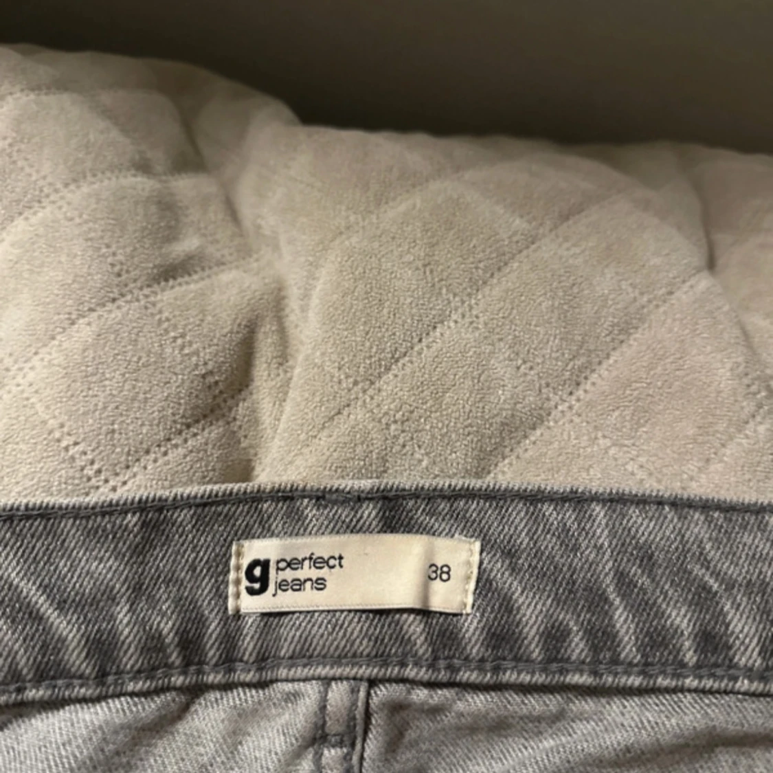 Gråa straight jeans från Perfect Jeans Gina tricot  - 1