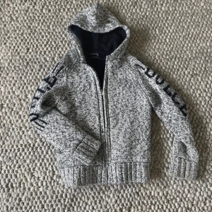 Fleecejacka - Säljer min riktigt feta selected homme fleecejacka Perfekt för kyliga dagar. Skicket är 9/10 och hör av dig vid minsta lilla fråga eller fundering😃😃😃