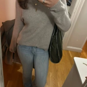 Ljusblå jeans från Rebirth by Renissance - Säljer ett par ljusblå jeans från Rebirth by Renissance med snygga broderade detaljer på bakfickorna.Köptes på Vinted,W25/26 längden är 32 alltså midjemått 33 cm och innerben 81💕