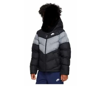 Svart och grå pufferjacka från Nike - Snygg pufferjacka från Nike i svart och grått med coolt V-mönster över bröstet. Jackan har huva, dragkedja framtill och Nike-logga på bröstet. Perfekt för kalla dagar när du vill hålla stilen och värmen.