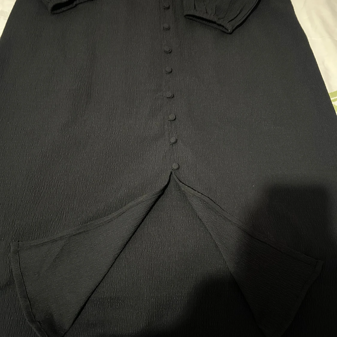 Svart långklänning med knappar