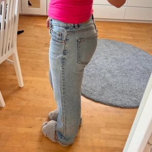 Jeans - Säljer nu mina jeans som jag köpt från Gina Tricot. Som ni ser på tredje bilden är de lite skavt där 🌷Skriv om du har frågor eller undrar något!