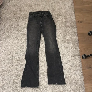 Svarta bootcut jeans från ONLY - Snygga svarta jeans från ONLY med bootcut-modell och klassisk femficksdesign. Jeansen har hög midja och är tillverkade i stretchig denim för en bekväm passform. Perfekta till sneakers eller boots och har en cool, lite tvättad look.