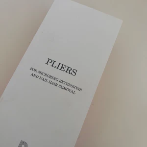 Tång for Microring Extensions and Nail Hair Removal - Professionella tänger för microring extensions och borttagning av nagelhår. Levereras i originalförpackning, är endast använd en gång  och är i mycket gott skick. Perfekt för salonger eller hemmabruk. Ergonomisk design för enkel hantering.
