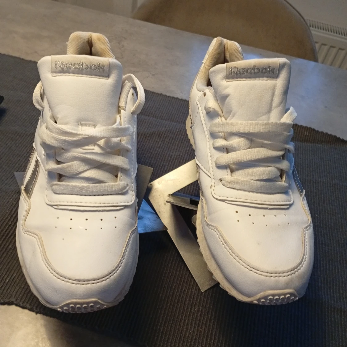 Vita Reebok sneakers med silverdetaljer - 1
