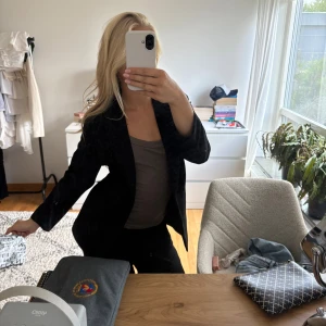 Svart kavaj H&M - Svart kavaj från H&M i strl 36. Säljer då den ej passar mig, köpt från Vinted. I väldigt fint skick överlag. Bra att veta att den är kortare än vanligt i armarna, typ 3-kvarts.