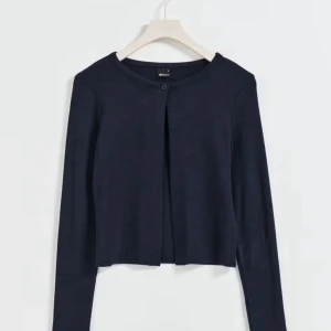 Kofta - Säljer denna snygga slutaålda kofta från Gina Tricot. Snygg mörkblå färg och använd en gång 💞 skriv om du har någon fundering! (Lånade bilder) frakt betalas av köparen! 