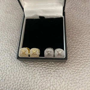 Örhängen  - Mycket fin kvalitet, säljer båda till paketpris. Boxen ingår ej 🌸