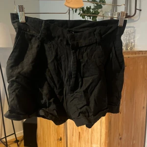 Shorts  - Svarta shorts i linne 