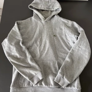 Lacoste - hoodie med ficka - Väldigt bra skick. - Den ser bättre ut i verkligheten än på bilden 