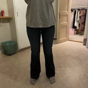 Mörkblå bootcut jeans från Lucky Brand - Snygga mörkblå jeans från Lucky Brand med klassisk bootcut-passform. Jeansen är perfekta för dig med en unik stil och sitter perfekt för någon mot M hållet ksk L men kan inte lova de. Helt oanvända 