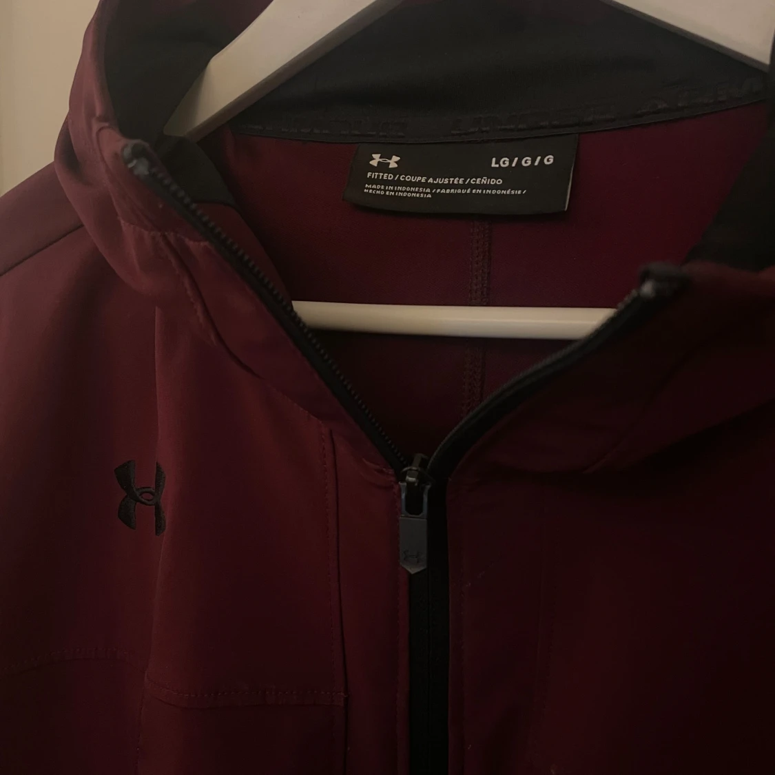 Vinröd vindjacka från Under Armour - 1