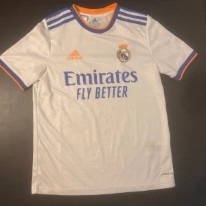 Real Madrid fotbollströja - Vit Real Madrid fotbollströja från Adidas i storlek 164. Använd endast 1 gång