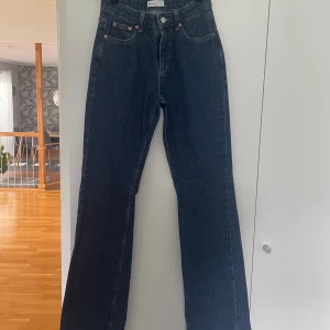 Mörkblå jeans - Mörkblå raka jeans från Gina tricot i strl 34. Använda fåtalet gånger