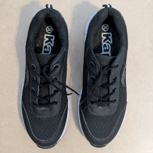 Svarta sneakers storlek 36 - HELT OANVÄNDA SNEAKERS. Svarta sneakers från KAPPA med vit sula och klassisk snörning. Ovandelen är i mesh och syntetmaterial för en sportig look. Perfekta för dig som gillar stilrena och bekväma skor till vardags.
