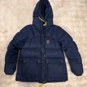 Fjällrävenjacka - Säljer denna superfina populära fjällräven jackan i modellen ”EXPEDITION DOWN LITE JACKET W”, köpt i slutet av förra säsongen så enbart använd ett få tal gånger. I stl L men passar även mig som har stl XS då jag haft den lite overzised.💕