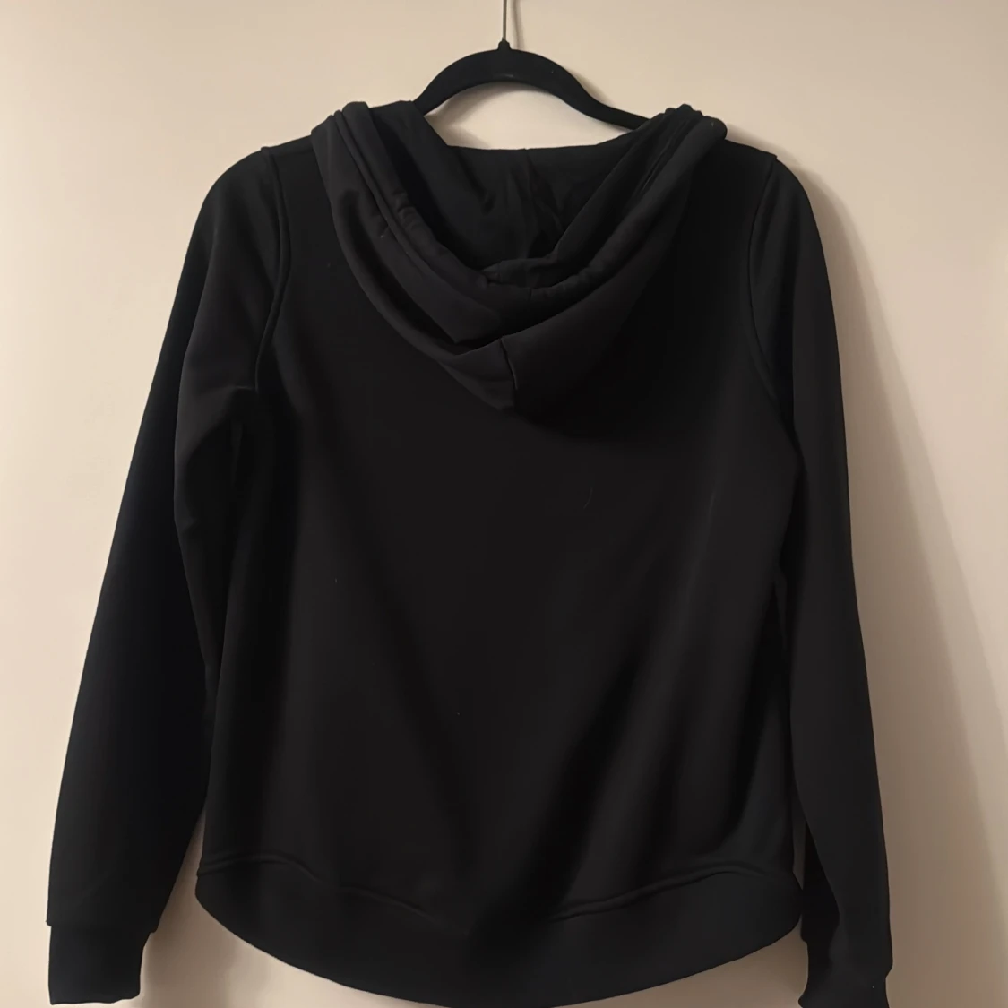 Svart hoodie med brodyr - 1