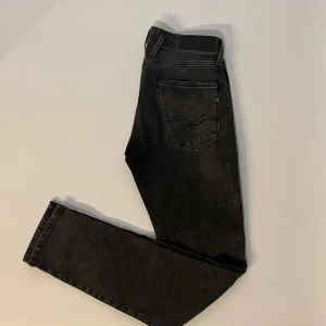 Replay anbass jeans  - Riktigt snygga och trendiga replay anbass jeans i topp skick, Storlek 29/32, vid frågor är de bara att skriva // Gramenti 