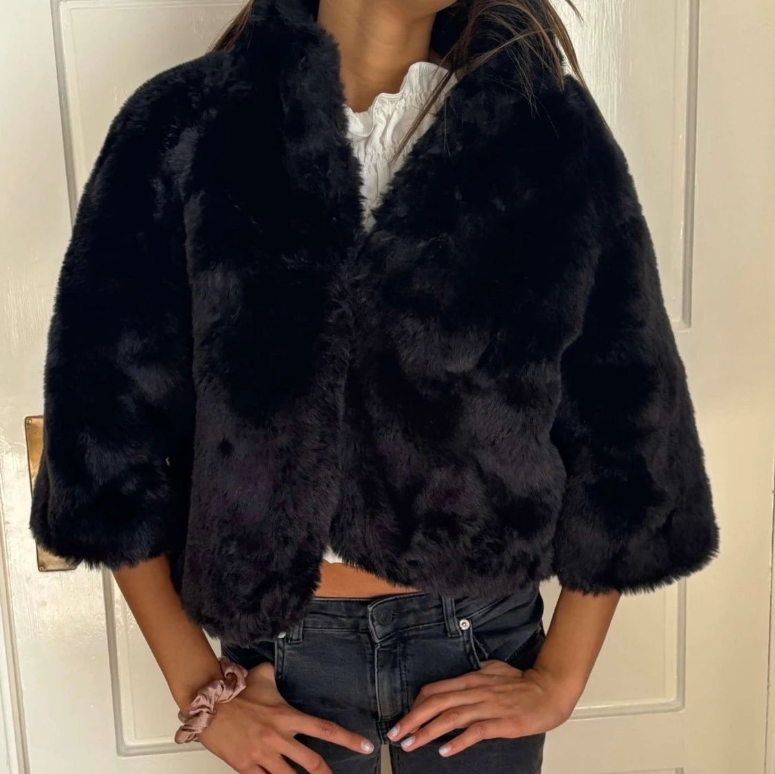 Svart pälsjacka med croppad passform