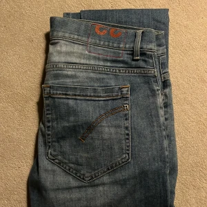 Dondup George Jeans - Dondup George || Storlek 33 (Passar 32) || Riktigt bra skick || Bara hör av dig vid frågor eller funderingar!
