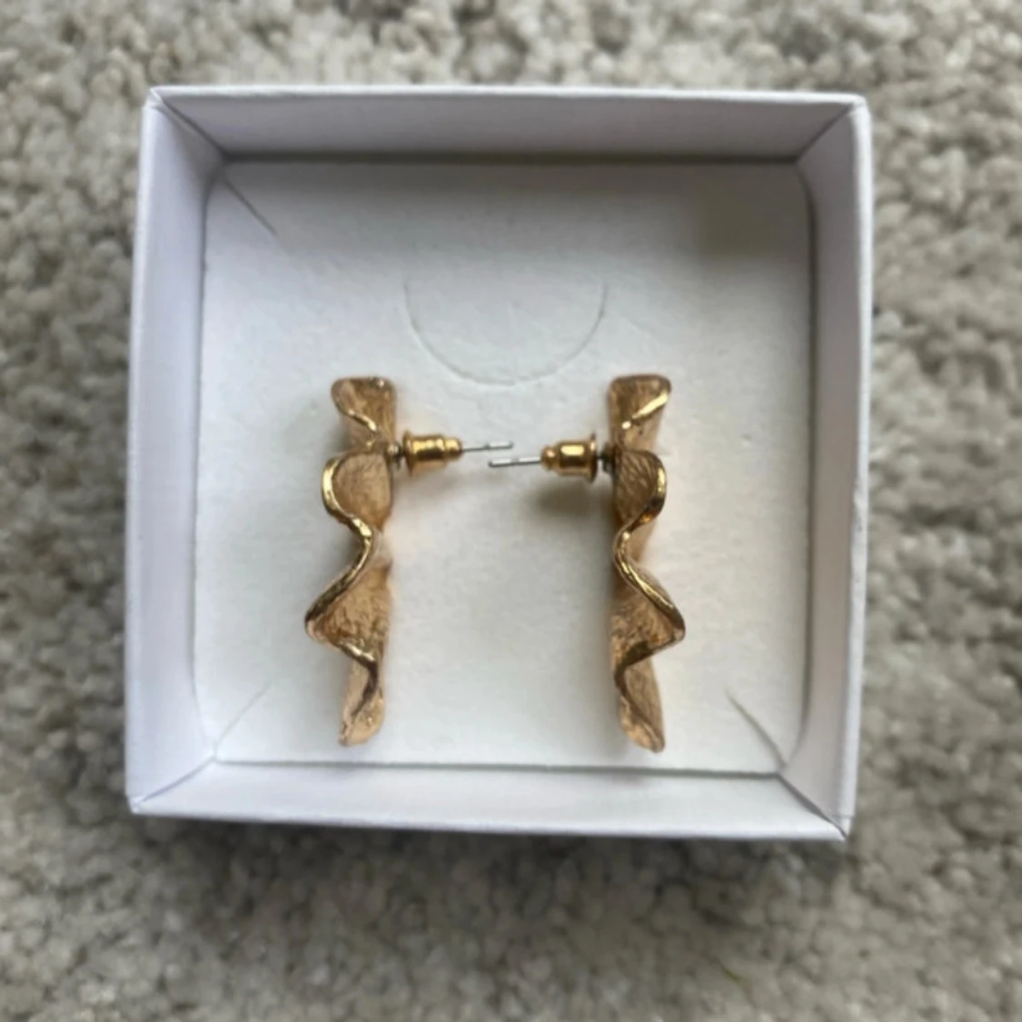 Guldiga vågformade örhängen - 2