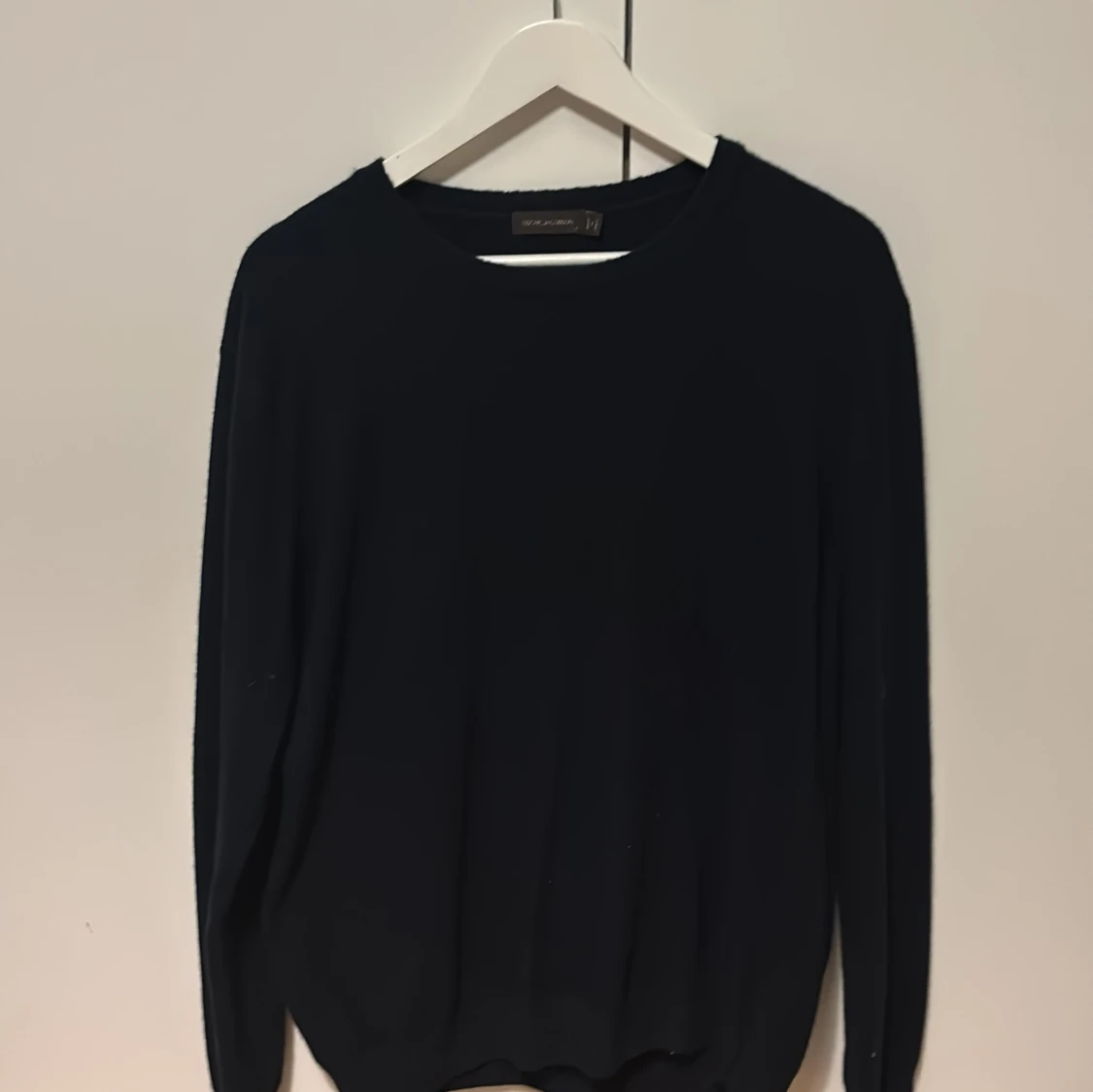 Snygg mörkblå stickad tröja från Oscar Jacobson  - 2