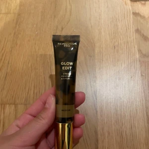 Revolution Pro Glow Edit Contour - Glow Edit Cream Contour & Bronze i färgen Medium från Revolution Pro. Tuben har leopardmönster och gulddetaljer. Perfekt för att skapa en solkysst look och definiera ansiktet med krämig formula.