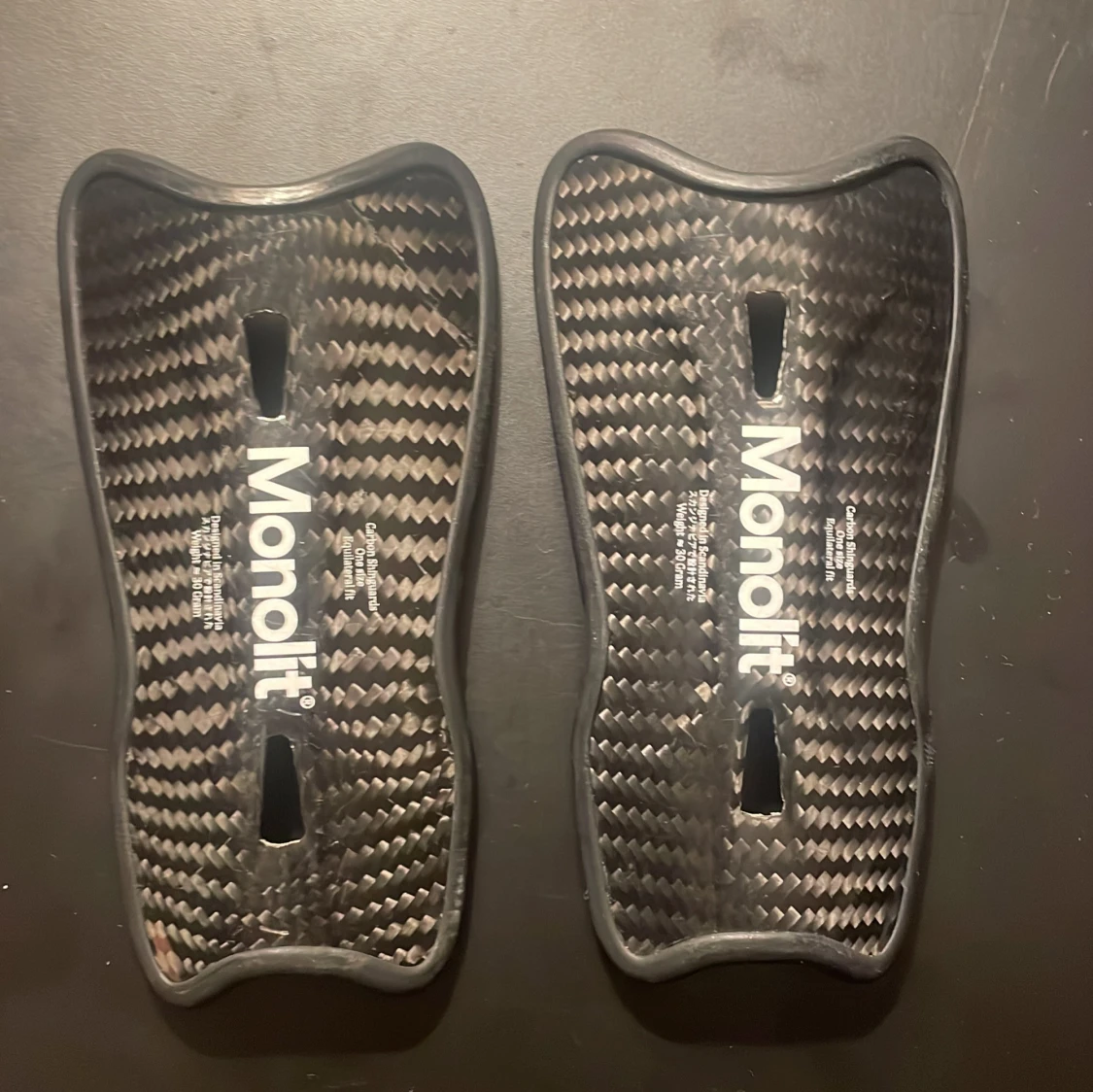 Monolit benskydd i kolfiber