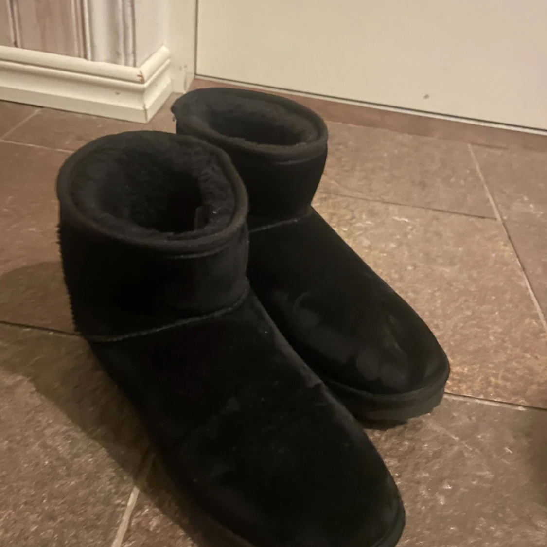 Svarta boots i mjuk mocka