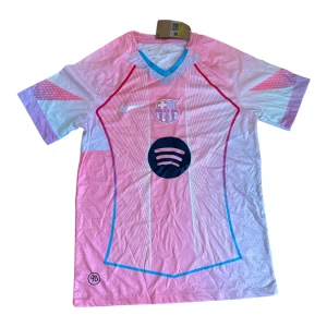 FC Barcelona rosa matchtröja Nike - Snygg FC Barcelona fotbollströja från Nike i rosa och vitt med blå detaljer. Tröjan har klubbmärke på bröstet, Spotify-logga och V-ringning. Tillverkad i lätt och ventilerande material, perfekt för träning eller match.