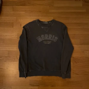 Morris sweatshirt Grå - Säljer fin Morris sweatshirt i storlek S, mycket bra skick. Skriv för fler frågor eller bilder🙏🏼