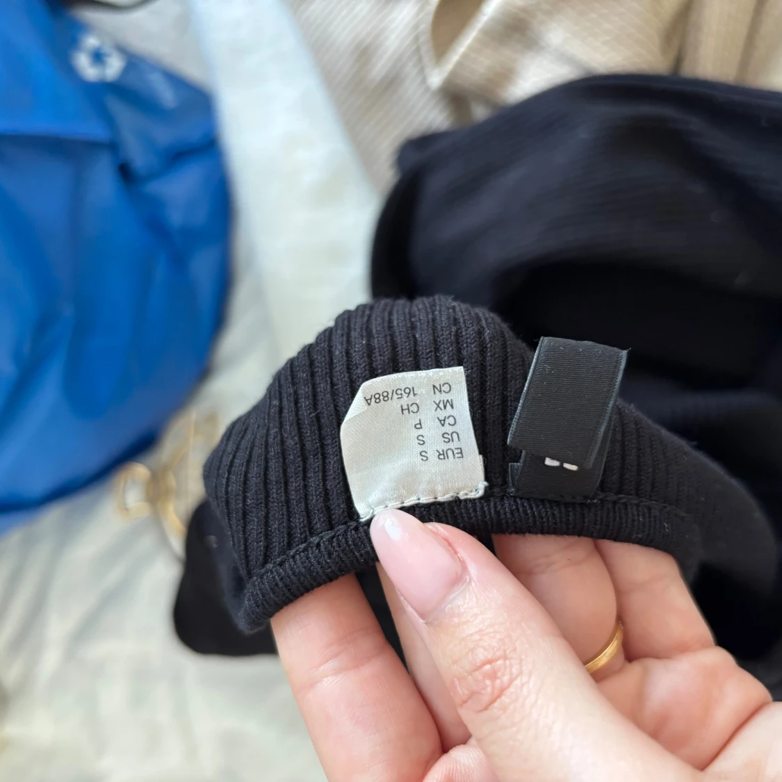 Svart ribbad tröja med halvt öppen rygg. S - 3