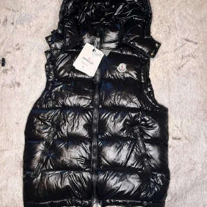  Moncler väst (kvitto finns)  - Monclear väst för ett billigt och bra pris i storlek M, helt ny med prislapp och kvitto!