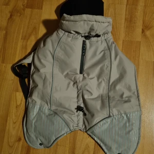 Hundtäcke – Feel Active Voss Parka - •Storlek 35  •Väldigt sparsamt använt! •Går att justera på flera ställen •Reflexdetaljer i bak •Öppning för koppel på ryggen   Nypris ca 600 kr  Finns i Knivsta/Uppsala men kan även skickas!