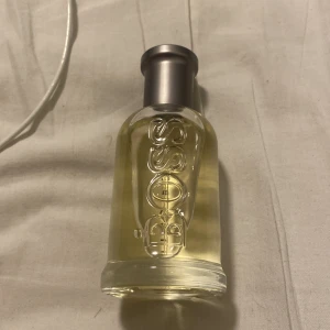 Hugo Boss parfym 50ml - Stilren parfym från Hugo Boss i 50ml flaska. Eau de toilette, tillverkad i Tyskland. Perfekt storlek för att ta med sig och fräscha upp sig när som helst.