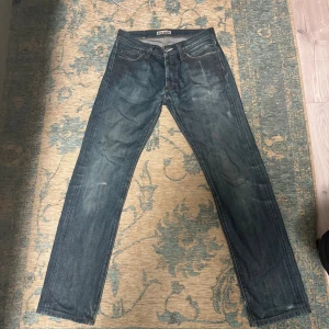 Mörkblå Acne Jeans straight fit - Säljer mina acne jeans som e straight fit. De har en skön fade och storleken e 31/34 de ba skicka dm om ni har några frågor 