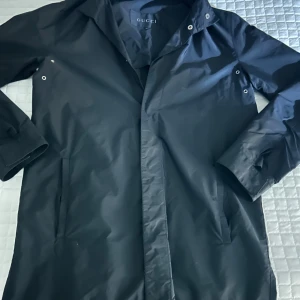 Vinted Gucci regnjacka  - En fin vinted Gucci regnjacka.   Skick 6/10 priset är ej hugget i sten🏷️