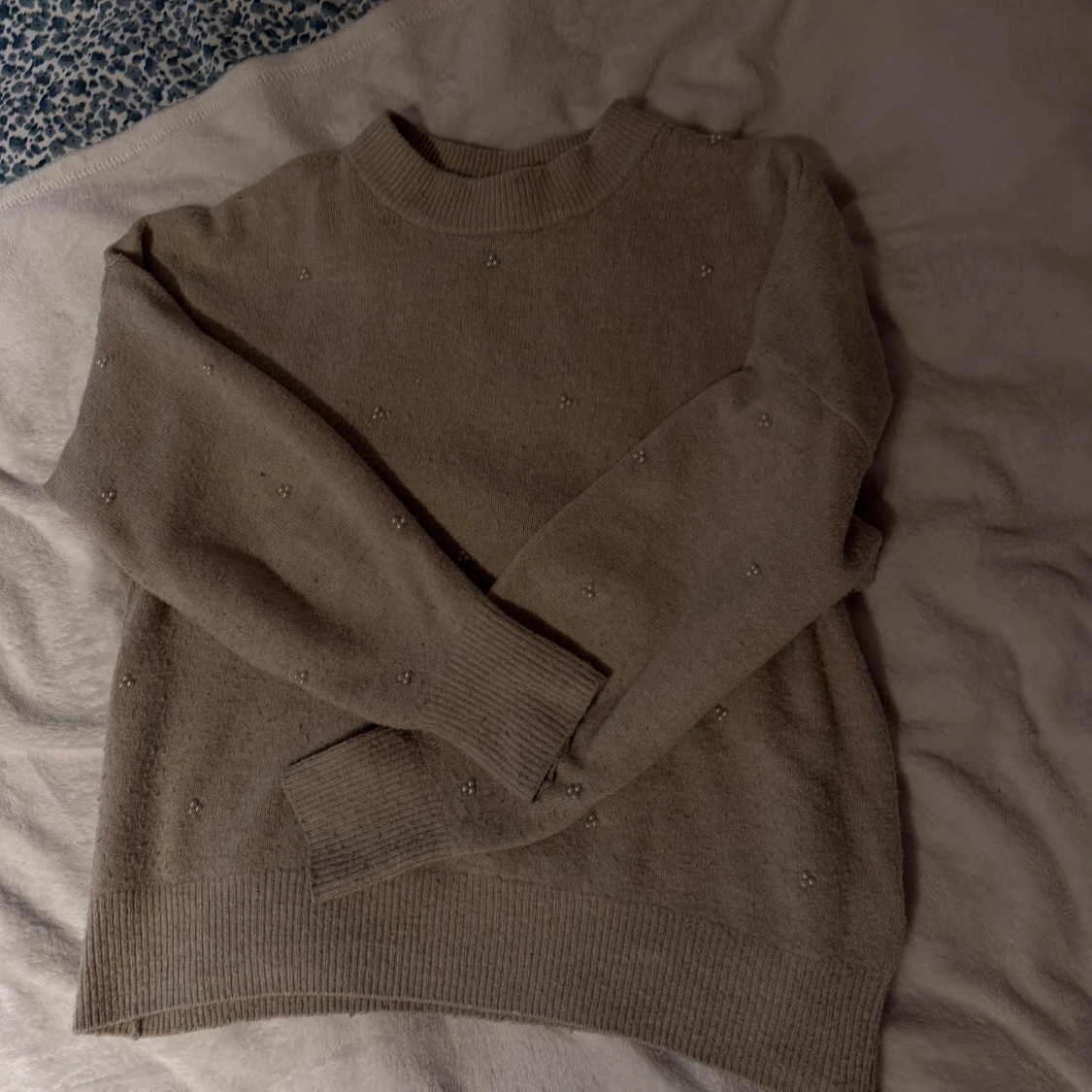 Beige stickad tröja med pärlor - 2