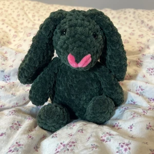 Mörkgrön virkad kanin - Hade lite extra tid idag så här lyckades jag bli klar med 3 kaniner!🩷 Denna kaninen i färgen, mörkgrön med en rosa nos, hur söt?🤩 !Dessa innehåller säkerhetsögon som inte rekommenderas för barn under 3 år!