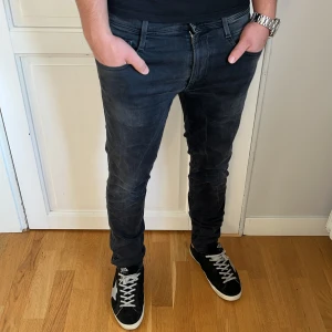 Replay anbass jeans  - Replay Jeans | skick 9/10 | Storlek 32/32 | Pris - 499kr | Modellen är ca 178cm lång | Hör av dig vid minsta fråga eller fundering!!