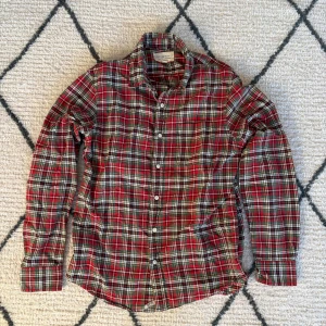 Ralph lauren skjorta - Säljer denna denim Ralph lauren flanell skjorta i storlek M kom privat för fler frågor och funderingar