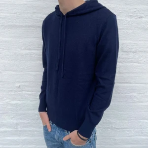 Kashmir/Merinoull Hoodie - En skitsnygg Kashmir/Merinoull Hoodie i Xs!🌟 bara testad, aldrig använd! Modellen är 172 lång! Hör av dig vid intresse eller minsta fundering🙏