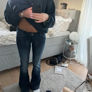 Low waist jeans - säljer dessa mörk blåa low waist jeans i storlek 26x32, 27x32 och 28x30. Säljer pågrund av att jag köpte flera olika storlekar o de ej passa som jag ville. Är 166cm och dom på bilden är längden 32💕