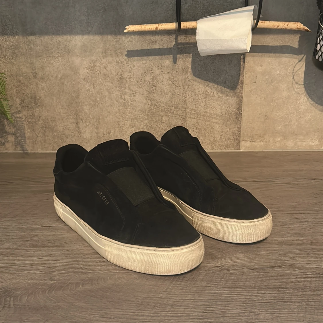 Svarta Arigato sneakers i mocka