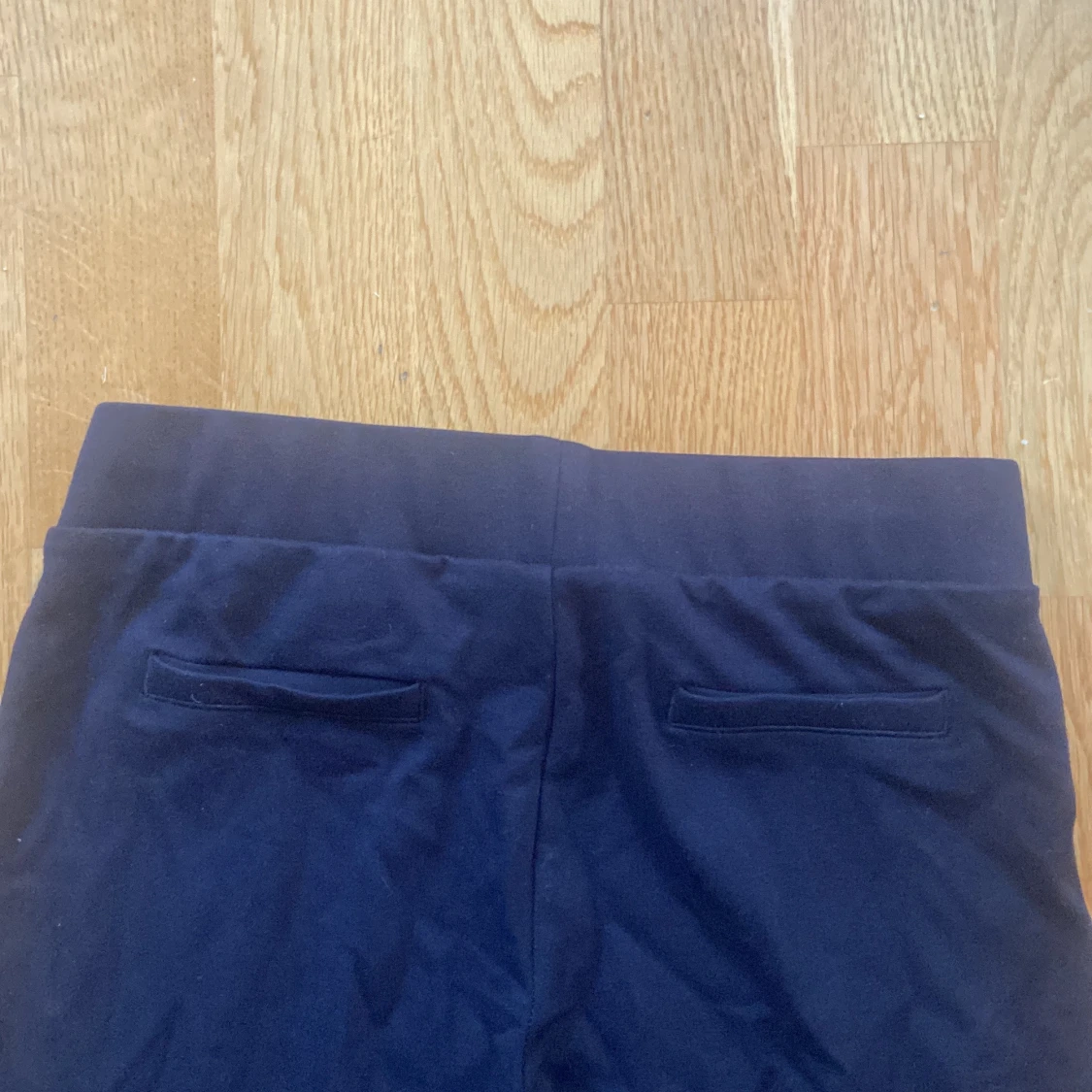 Mörkblå bootcut byxor med pressveck - 2