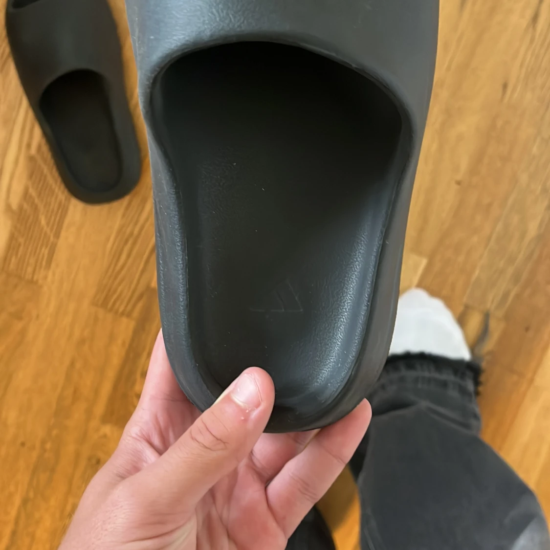 Svarta Adidas Yeezy Slides - 1