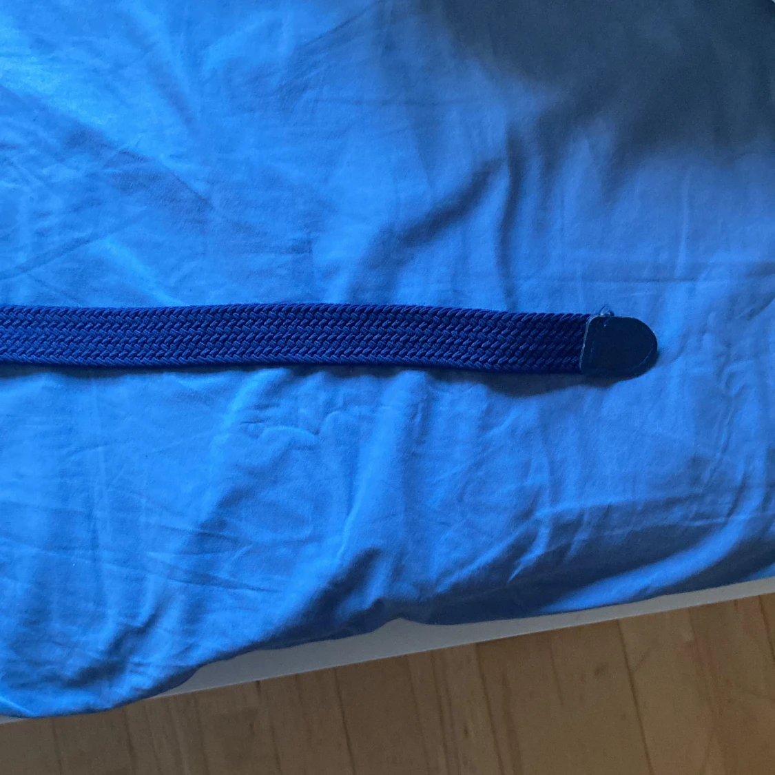 Mörkblått flätat bälte med skinn - 3