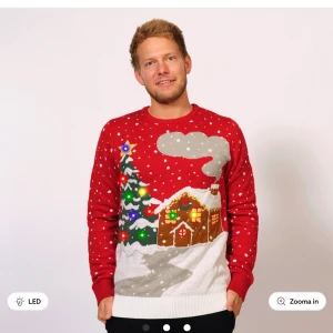 Jultröja med belysning - Använd fåtal gånger. Skick som ny. Nypris 549kr. Köpt på happyseasons.se