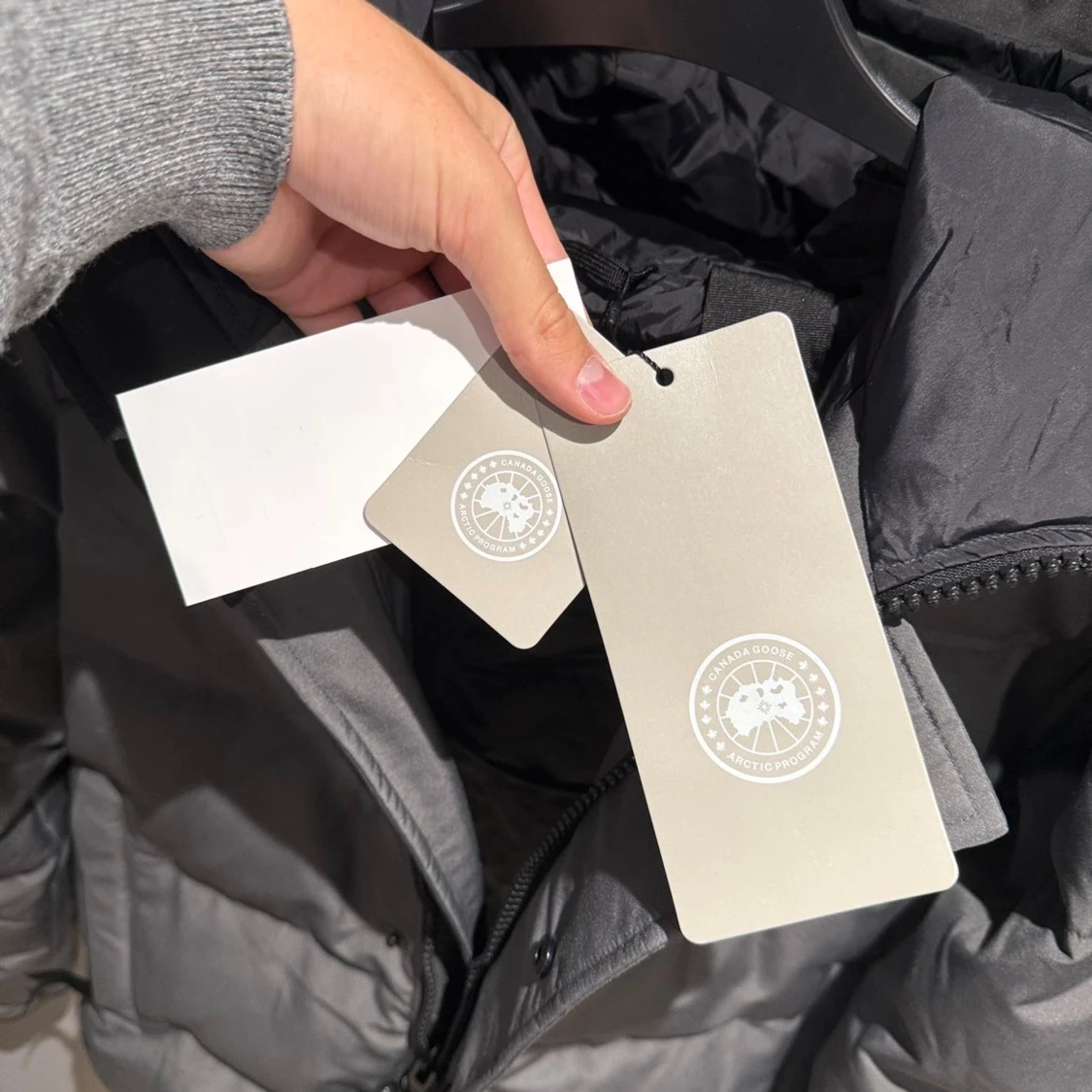 Grå pufferjacka från Canada Goose - 4