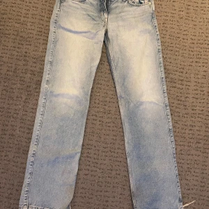 Weekday ljusblå low straight jeans 28/34 - Weekday low arrow jeans i färgen seventeen blue, storlek 28/34